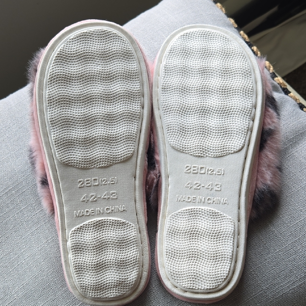 Women Pink Fuzzy Printed Slippers 🌺    NEW   🌺 - Picture 5 of 7